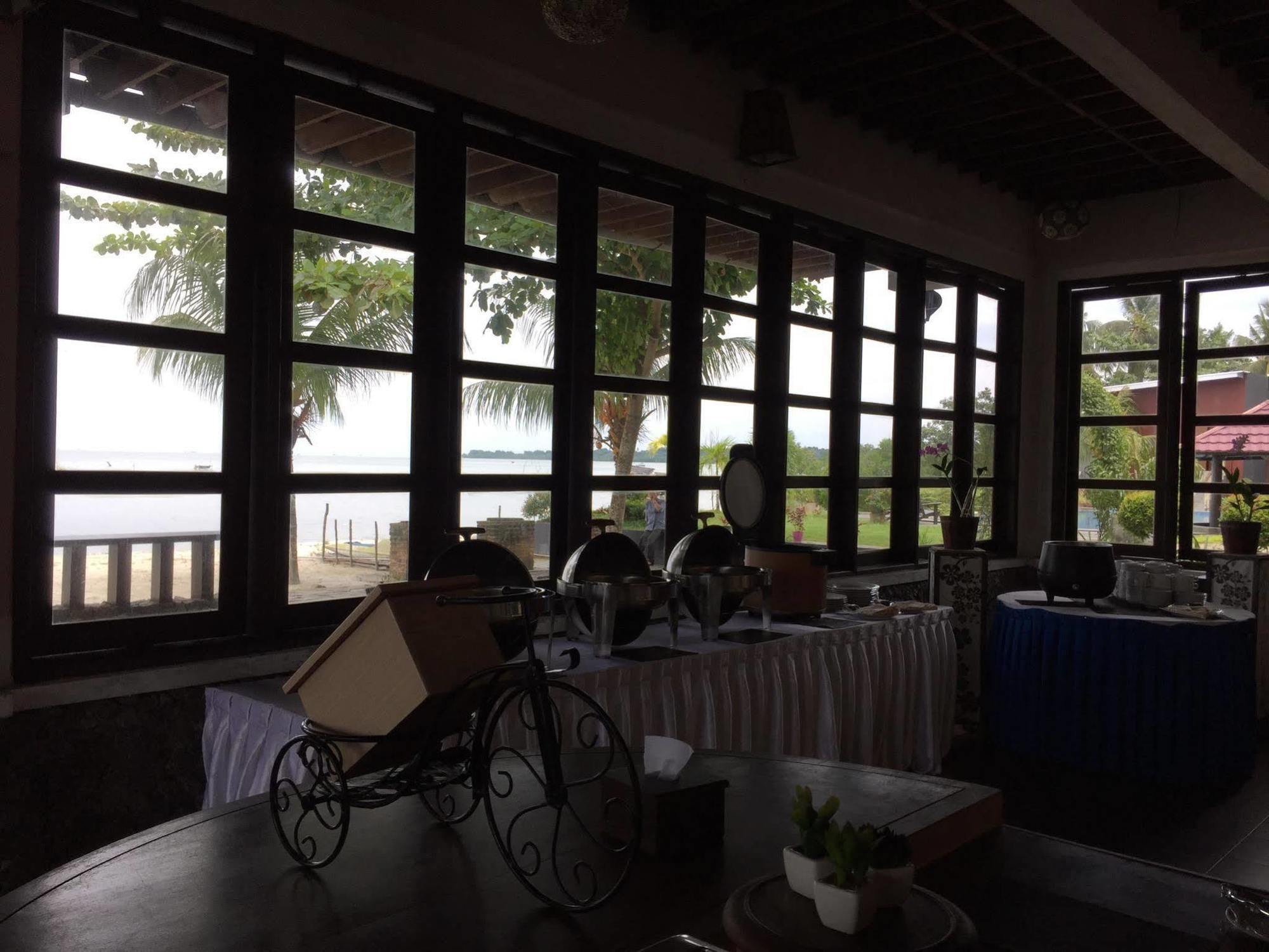 Bahamas Hotel & Resort Tanjung Pandan Exterior foto